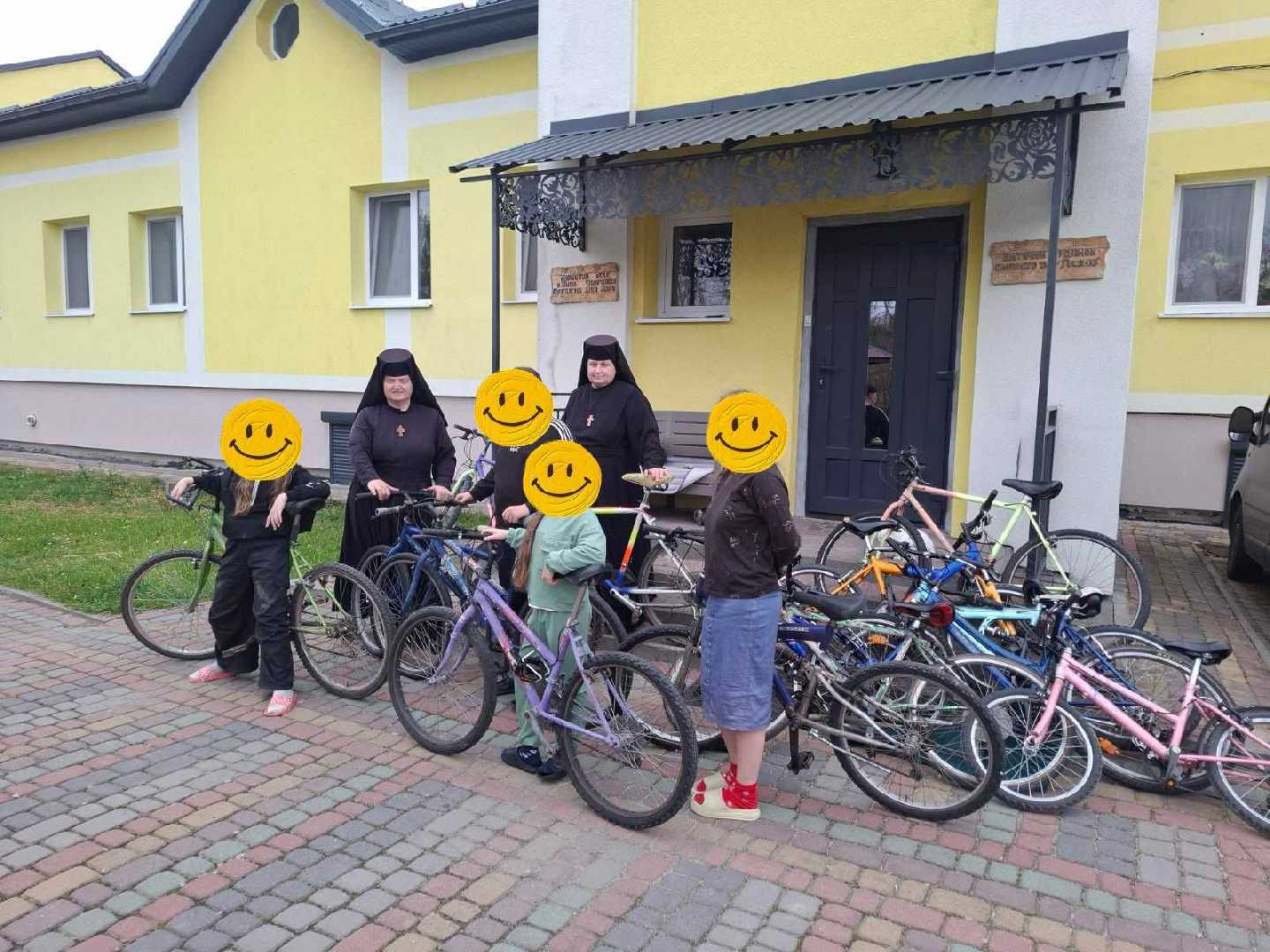 Діти, які перебувають у потребі, отримали велосипеди