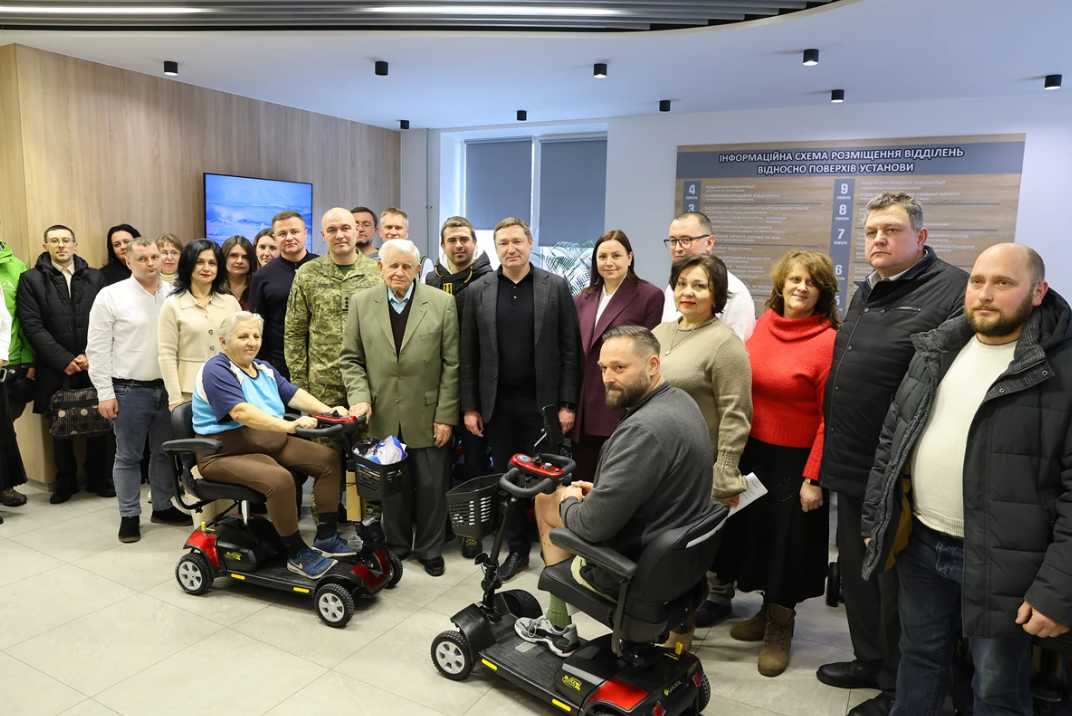 Медзаклади Львівщини отримали 50 електроскутерів для поранених та людей з інвалідністю