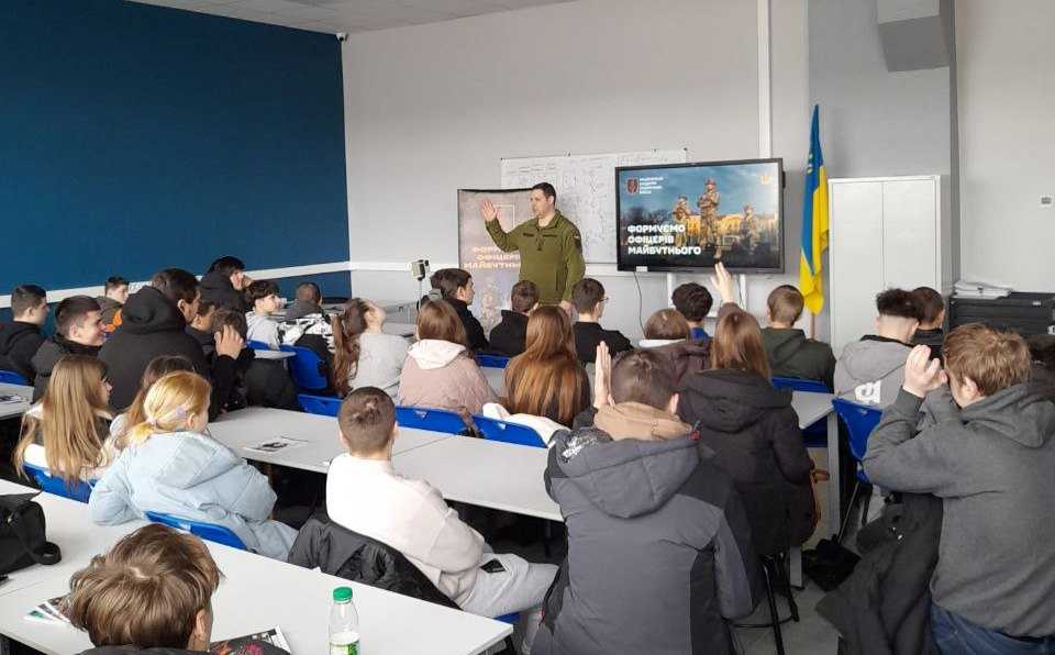 Практичне ознайомлення молоді Шептицького з особливостями військових спеціальностей