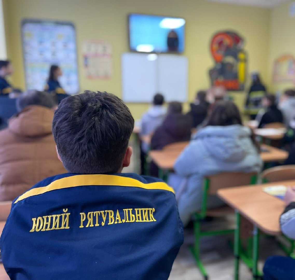 У Шептицькому районі офіцери-рятувальники та Дружини юних рятувальників-пожежних провели серію занять у класах безпеки