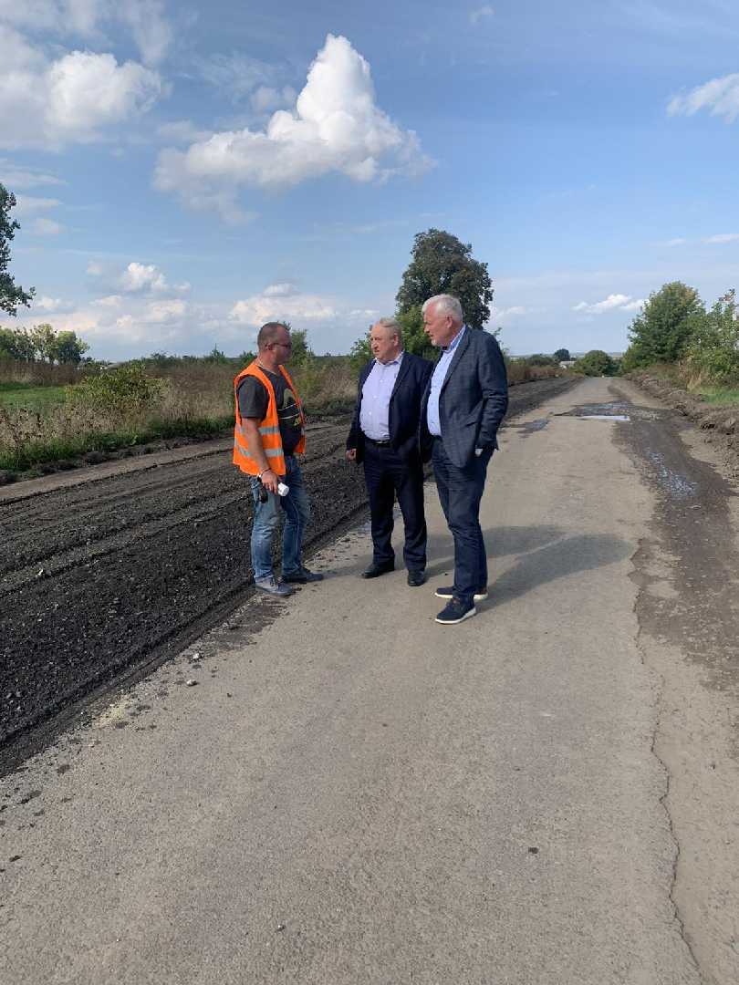 Очільник району оглянув хід виконання ремонтних робіт на автодорозі