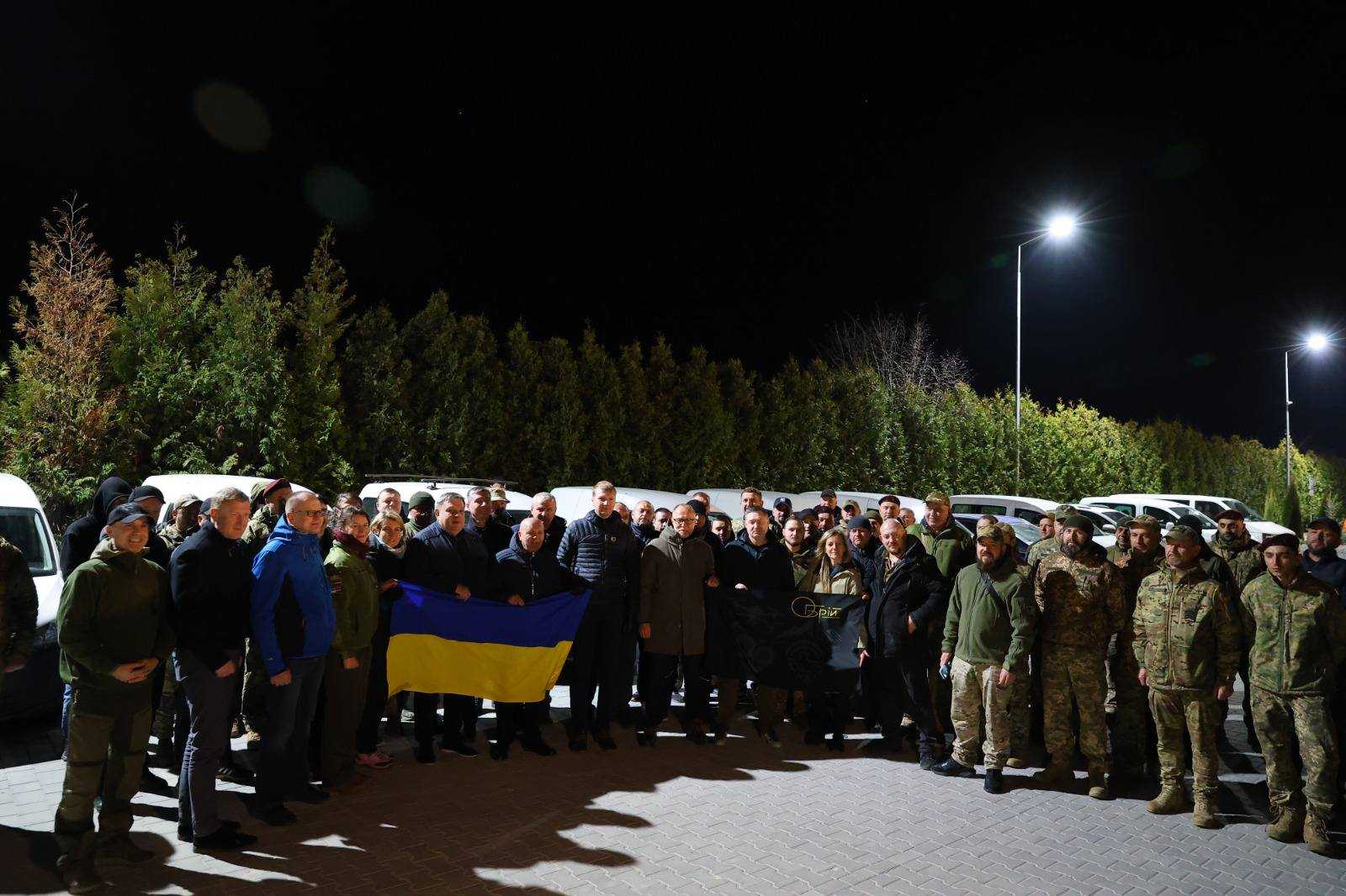 Латвійський благодійний фонд «Підприємці за мир» передав українським військовим 43 транспортні засоби