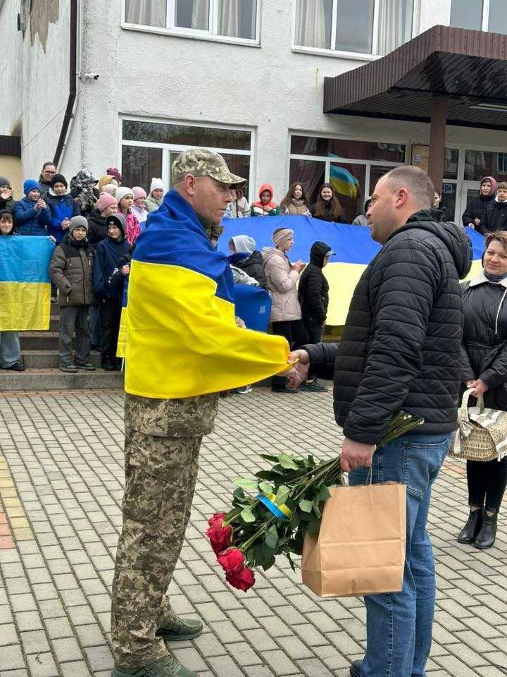 Добротвірська громада зустріла захисника Павла Юркевича, який повернувся додому після визволення з полону та проходження курсу реабілітації