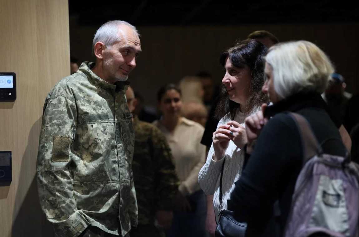 «За межею»: у Львові відкрили унікальну виставку картин, створених військовими, ветеранами та волонтерами