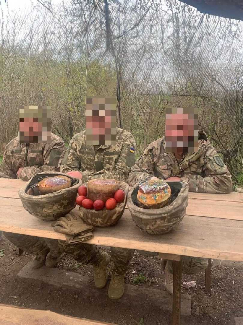 Великодні передачі з дому туди, де тримається Україна…