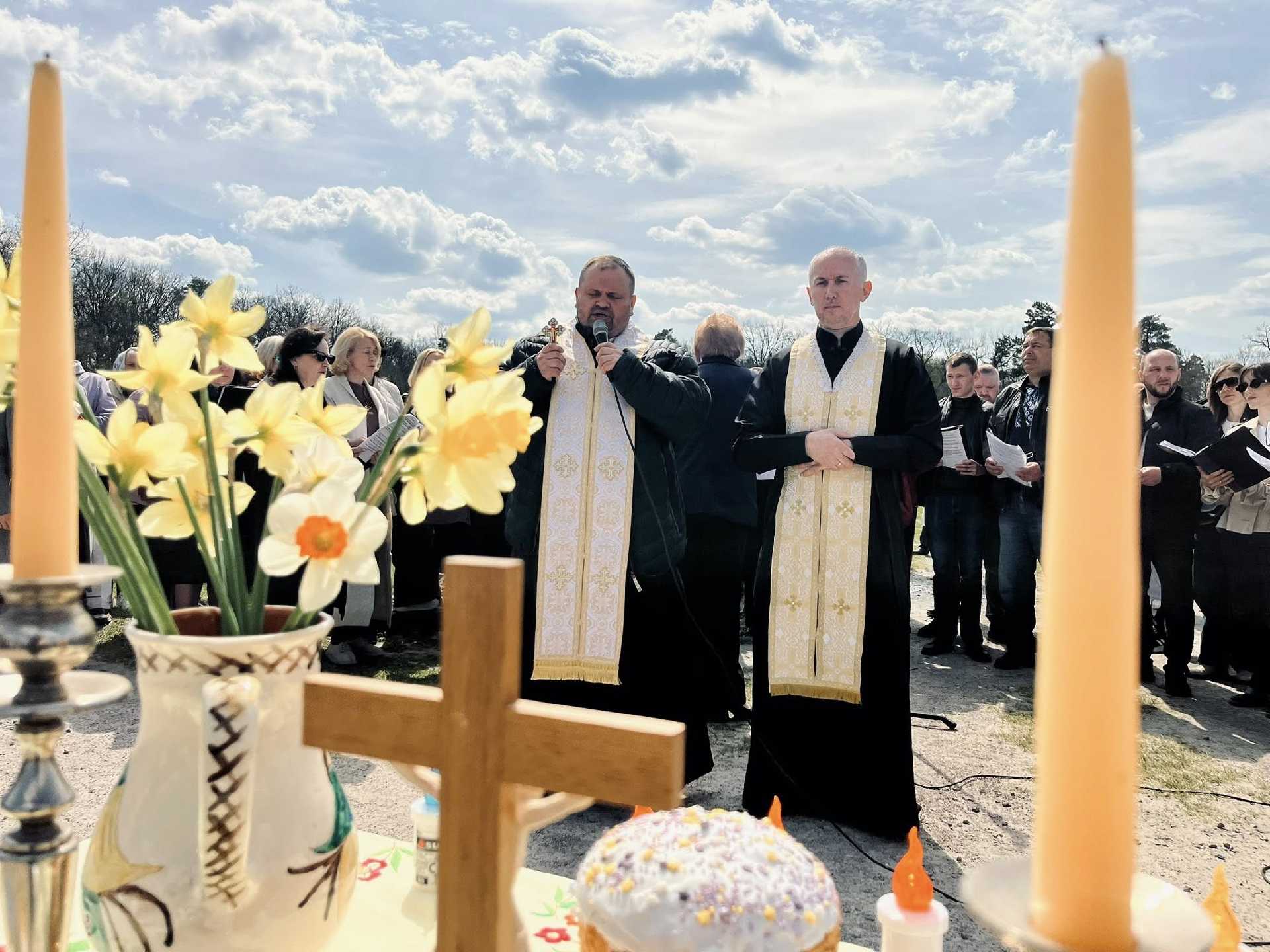 У Провідну неділю вшанували пам’ять полеглих захисників на Бендюзькому кладовищі