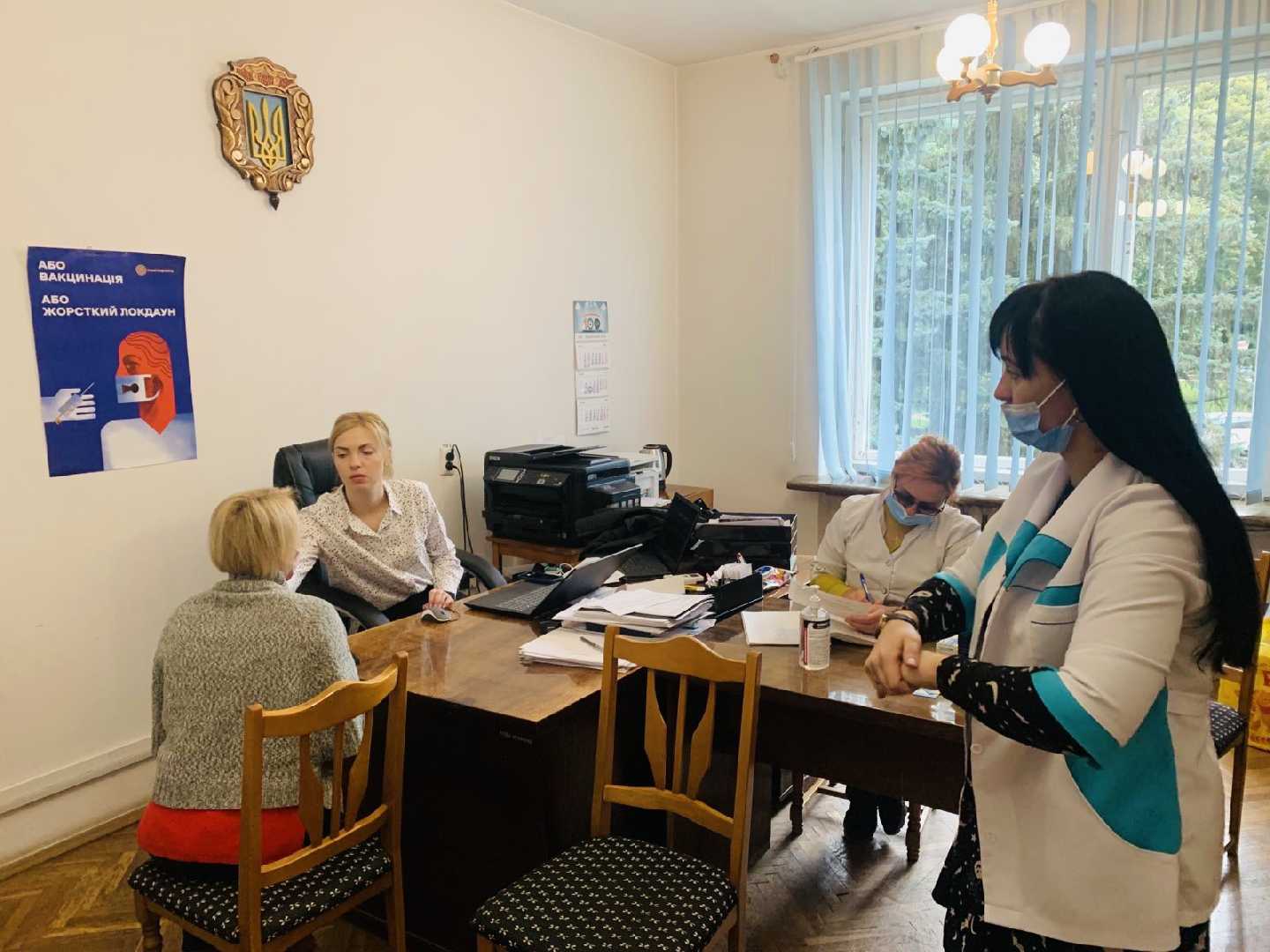 Вакцинація мешканців району триває